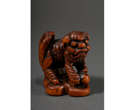 Kraftvolles Buchsbaum Netsuke "Sitzender Shishi auf Sockel", Boden beschriftet Shanghai 上海, H. 4,2cm, Provenienz: Norddeutsch