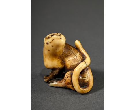 Kleines Elfenbein Netsuke "Sich sitzend umschauender Tiger" in Rensai Art, eingelegte Horn Augen, schöne bernsteinfarbene Pat