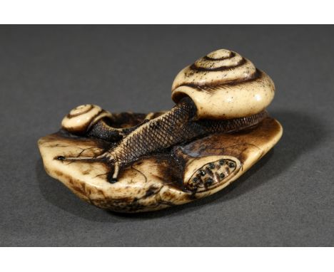 Hirschhorn Netsuke "Zwei Schnecken auf Lotosblatt" mit grünen Glas- und Horneinlagen, schöne Einarbeitung der Gehörn Struktur