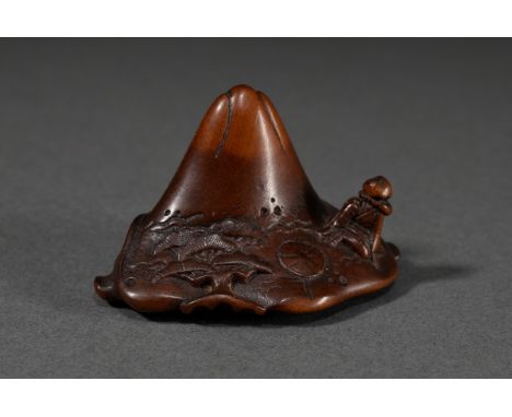 Buchsbaum Netsuke "Der Wandermönch Saigyo Hoshi am Fuß des Fuji unter Kiefern sitzend", Ende 19.Jh., H. 3,4cm, Vgl.: Collecti