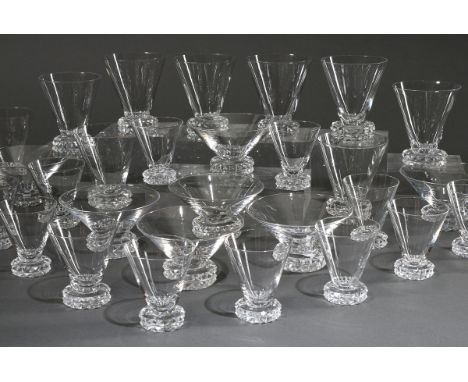 32 Midcentury Gläser mit konischer Kuppa über massivem Fuß im Steinelschliff, Cristallerie Baccarat (?), bestehend aus: 10 Wa