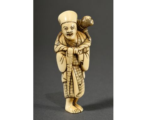 Elfenbein Netsuke "Sarumawashi mit Äffchen auf der Schulter", Dreiecksform, beriebene Gebrauchspatina, 18.Jh., H. 7,3cm, Prov