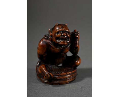 Buchsbaum Netsuke "Oni im Waschzuber" mit eingelegten Horn Augen, muskulöse Darstellung mit freundlichem Gesichtsausdruck, si