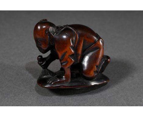 Kleines Buchsbaum Netsuke "Herzpolierer", Mann poliert das Kanji Kokoro (Herz), Darstellung illustriert den Ausspruch "Kokoro