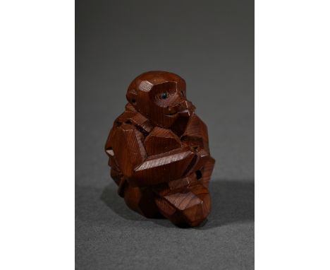 Expressives Buchsbaum Netsuke "Sitzendes Äffchen" der Hida Schule in Ittobori (Ein-Messer) Technik mit eingelegten Horn Augen