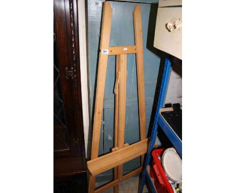 A beach wood large picture easel by Rowney &amp; Daler 