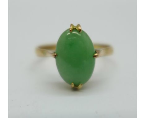 A 9ct gold and jade ring, 2.7g, P 