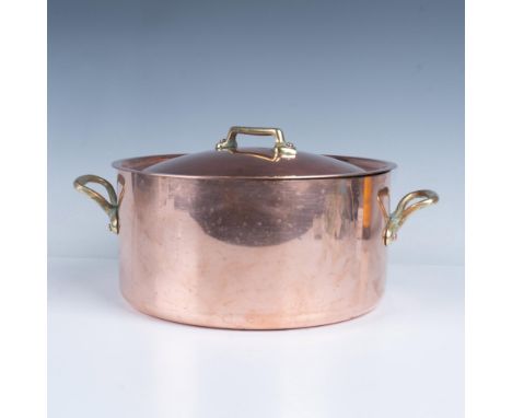 Beautifully polished antique copper pot with lid, featuring brass handles. Made in France marking. Issued: Early 20th century