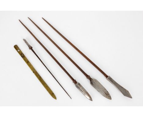 lot with four antique Japanese arrow-heads &amp; an antique small Japanese throwing arrow, which was worn in the hair among o