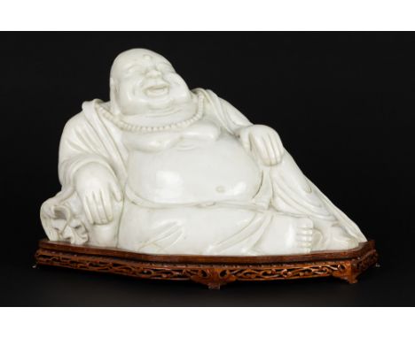 quite big Chinese "Happy Buddha" or "Budai" sculpture in a white type of marbleVrij grote Chinese sculptuur in een witte marm