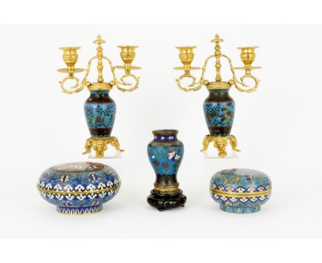 five pieces of Chinese cloisonné amongst which a pair of 'antique' candelabraLot (5) Chinese cloisonné met twee dozen, een va