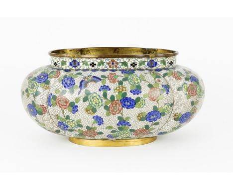 'antique' Chinese planter/jardinier in cloisonné with a floral polychrome decor'Antieke' Chinese jardinière in cloisonné met 