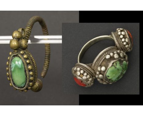 two 'antique' Tibetan jewels in silver : a ring in silver with turquoise and coral and an earring with turquoiseLot van een '