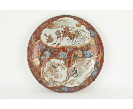 large 19th Cent. Japanese plate in porcelain with an Imari decor with SamouraiGrote negentiende eeuwse Japanse schaal in pors