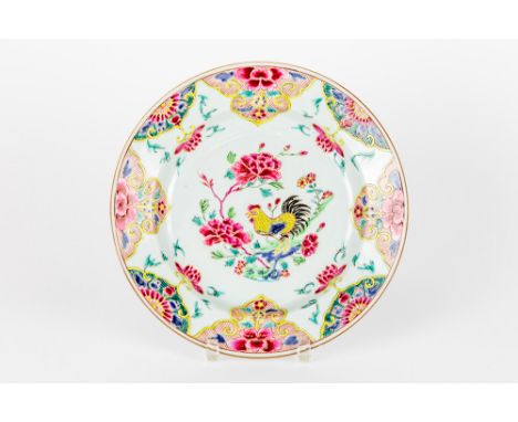 18th Cent. Chinese plate in porcelain with a Famille Rose decor with cockMooi achttiende eeuws Chinees bord in porselein met 