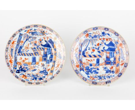 pair of 18th Cent. Chinese plates in porcelain with an Imari decor with a scroll with a view of a housePaar achttiende eeuwse