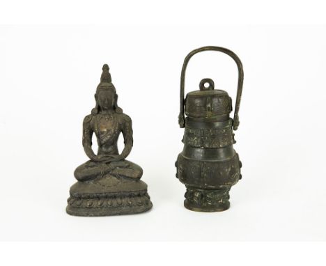 various lot with a Chinese archaic style recipient in bronze and a Himalayan "Deity" sculpture in an copper alloyLot met een 