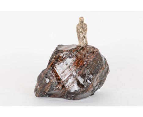 small Chinese "Sage" sculpture in marked silver - the "rock" is probably in petrified woodKleine Chinese sculptuur in gemerkt