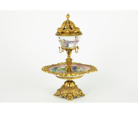 18th Cent. Chinese set of cup and saucer in porcelain, mounted in gilded metalAchttiende eeuwse Chinese set van tas en ondert