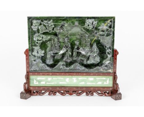 Chinese table screen with a jade panel with finely sculpted scene with figures writing on scrollsChinees tafelscherm met pane