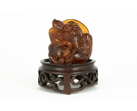 small, maybe antique, Chinese amber sculpture depicting a sleeping sage with a feline - with its baseKleine, mogelijk antieke