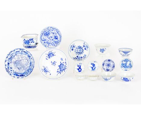 14 antique pieces in Chinese porcelain with a blue-white decor amongst which some from the KangXi period Lot (14) antiek Chin