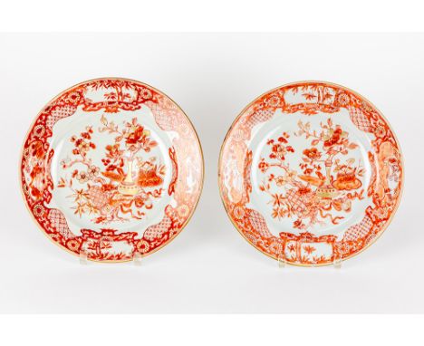 pair of 18th Cent. Chinese plates in porcelain with a "milk and blood" decor with still life with vase and scrollPaar achttie