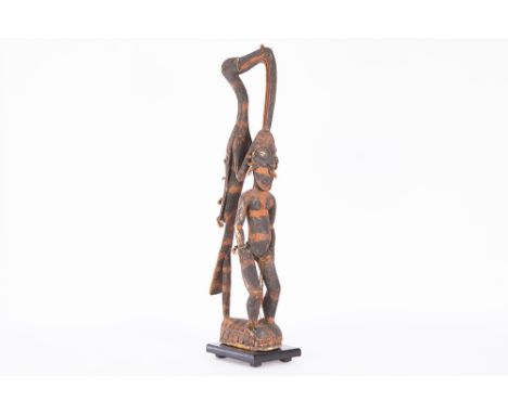 Papua New Guinean ancestral sculpture in wood with red pigments, cord and shellsPAPOEASIE NIEUW - GUINEA vooroudersculptuur i