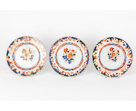 series of three 18th Cent. Chinese plates in porcelain with an Imari decor with flowersSerie van drie achttiende eeuwse Chine