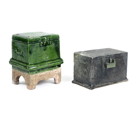 two Chinese Ming period tomb furniture items in glazed earthenwareCHINA  -  MING-DYNASTIE (1368 - 1644) lot van twee grafscul