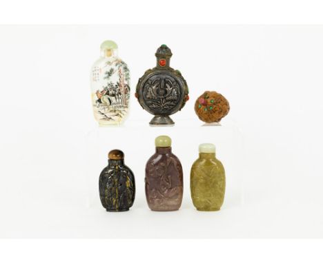 six Chinese opium bottles : one in silver, one nut, one in glass and others in semi-precious stone typesLot van zes Chinese o