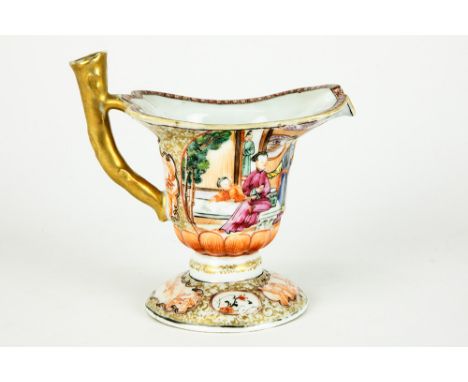 18th Cent. Chinese pitcher in porcelain with a polychrome Mandarin decorAchttiende eeuws Chinees kruikje met greep in porsele