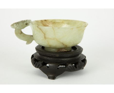 quite special, maybe antique, Chinese jade cup with finely sculpted decorApart , mogelijk antiek, Chinees tasje met greep in 