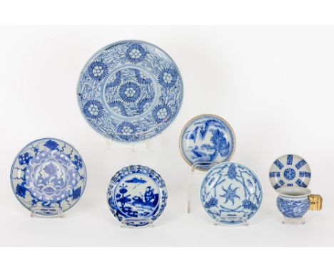 seven pieces of antique Chinese porcelain with a blue-white decor amongst which a rare small water basin for a bird's cageLot