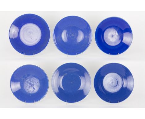 series of six Chinese KangXi period plates in porcelain with cobalt-blue glaze Reeks van zes Chinese Kang Hsi-schalen in pors