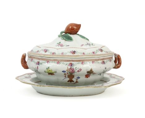 18th Cent. Chinese oval tureen with its lid and dish in porcelain with a 'Famille Rose' decor with flowersAchttiende eeuwse C