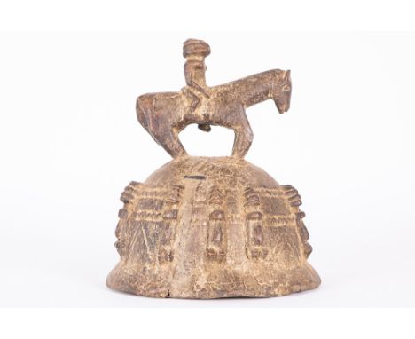 African Mali lid of a medicine/ ointment box with carved symbolic figures and with a horseman on topAFRIKA / MALI  -  20° EEU