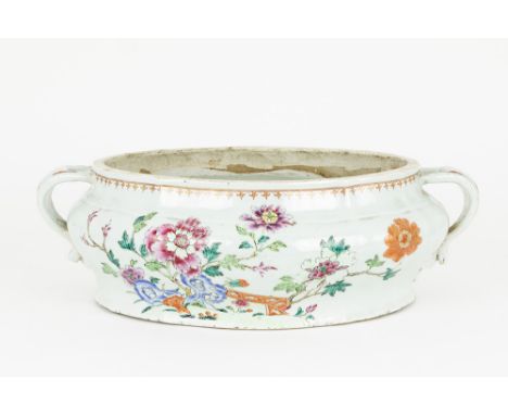 18th Cent. Chinese tureen (without lid) in porcelain with 'Famille Rose' garden decorAchttiende eeuwse Chinese terrine met tw