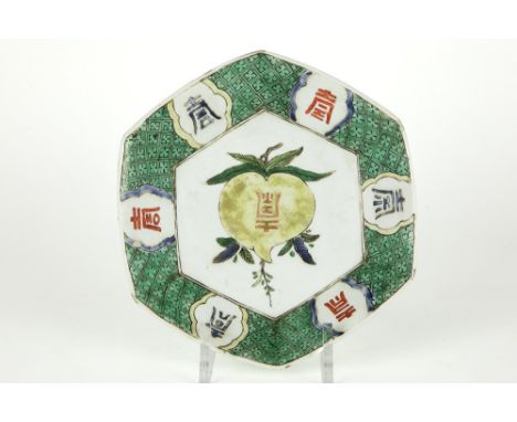 17th/18th Cent. hexagonal Chinese KangXi period plate in marked porcelain with a Famille Verte decor with peachZeventiende/ac