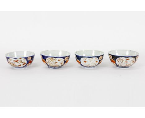 series of four 18th Cent. bowls in porcelain with an Imari decorReeks van vier achttiende eeuwse kommen in porselein met Imar