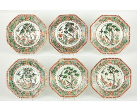 series of six 17th/18th Cent. octagonal KangXi plates in porcelain with a Famille Verte garden decor with birdsReeks van zes 