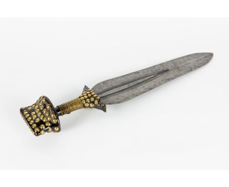 African Congolese short "Mongo Konda Kundi" sword in iron, wood and copperAFRIKA  -  KONGO fijn bewerkt kort "Mongo Konda Kun