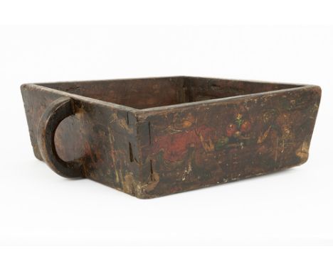 'antique' Tibetan flour measuring basin in wood with typical (protection) paintings'Antieke' Tibetaanse bloemmaat (in de vorm