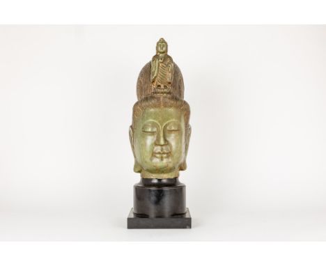 antique Chinese "Quan Yin head" sculpture in a green marble type - on a base in black marbleAntieke Chinese sculptuur in een 