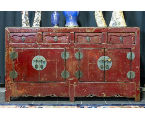 antique Chinese Qing period dresser in red lacquered wood with four doors and four drawersAntiek Chinees Qing-dressoirmeubel 