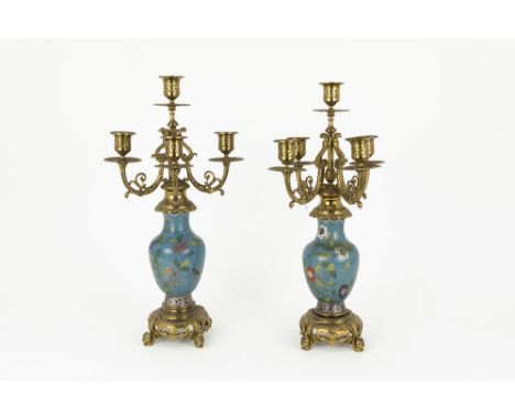 pair of antique candelabra in ormolu each with a Chinese cloisonné vasePaar antieke kandelaars in gedoreerd metaal telkens me