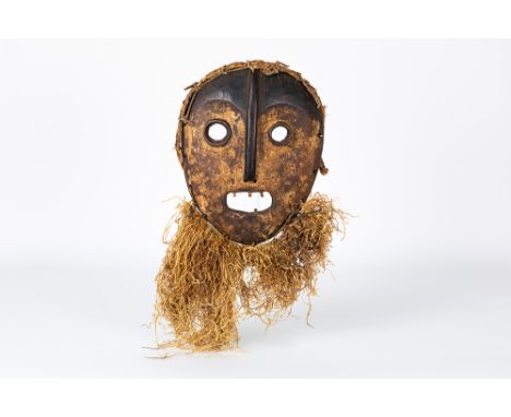 rare, round and flat African Congo  Kumu/Ituri mask in wood with a raffia beard and big eyesAFRIKA / KONGO  -  ca 1950 zeldza