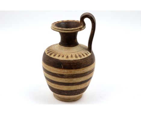 Ancient Greater Greece South Italian pitcher in painted earthenwareOUD GRIEKENLAND  -  ZUID-ITALIË kruik in aardewerk met pol