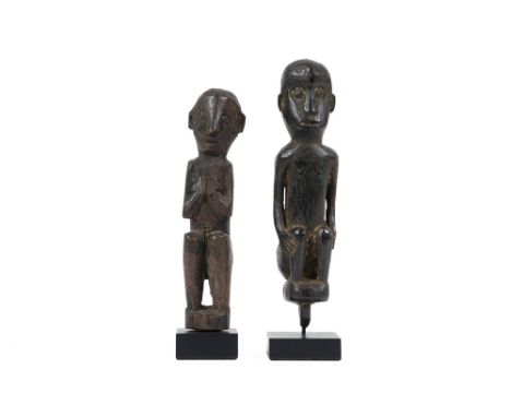 two Dayak amulet sculptures in wood with typical anthropomorphic featuresINDONESIË / BORNEO lot van twee oude Dayak - amulett