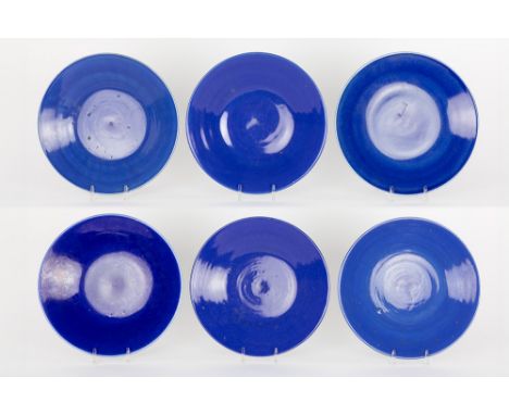 series of six Chinese KangXi period plates in porcelain with cobalt-blue glaze Reeks van zes Chinese Kang Hsi-schalen in pors